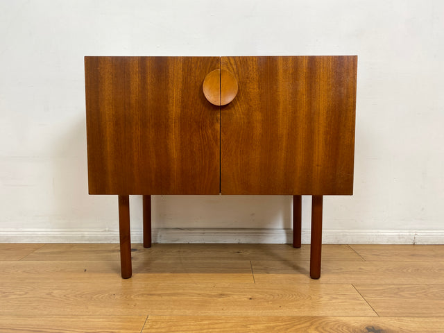 WMK # Stilvolle und gut erhaltene kleine Mid-Century Kommode in Teakholz mit Schublade und schönem Holzgriff # Schrank Sideboard TV-Lowboard Flurkommode Schuhschrank Fernsehschrank Vintage DDR Berlin