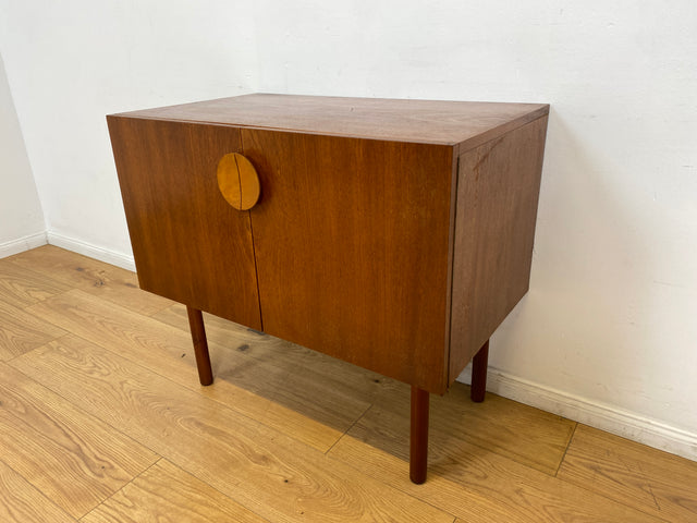 WMK # Stilvolle und gut erhaltene kleine Mid-Century Kommode in Teakholz mit Schublade und schönem Holzgriff # Schrank Sideboard TV-Lowboard Flurkommode Schuhschrank Fernsehschrank Vintage DDR Berlin