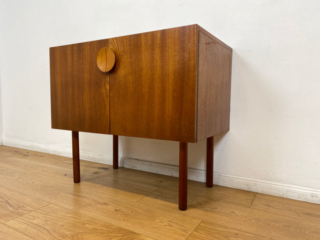WMK # Stilvolle und gut erhaltene kleine Mid-Century Kommode in Teakholz mit Schublade und schönem Holzgriff # Schrank Sideboard TV-Lowboard Flurkommode Schuhschrank Fernsehschrank Vintage DDR Berlin