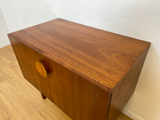 WMK # Stilvolle und gut erhaltene kleine Mid-Century Kommode in Teakholz mit Schublade und schönem Holzgriff # Schrank Sideboard TV-Lowboard Flurkommode Schuhschrank Fernsehschrank Vintage DDR Berlin