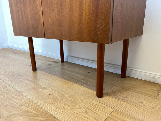 WMK # Stilvolle und gut erhaltene kleine Mid-Century Kommode in Teakholz mit Schublade und schönem Holzgriff # Schrank Sideboard TV-Lowboard Flurkommode Schuhschrank Fernsehschrank Vintage DDR Berlin