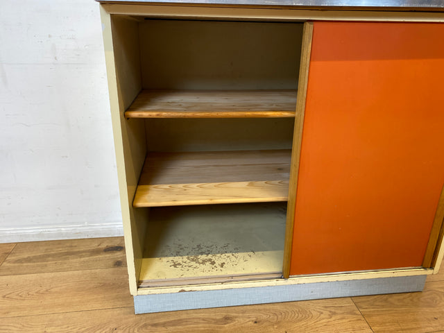 WMK I Freundlicher Mid-Century Küchenschrank mit Schiebetüren und pflegeleichter Resopal Oberfläche I Küche Küchenkommode Küchenunterschrank Kommode Retro Vintage 50er 60er I Berlin Leipzig Hannover