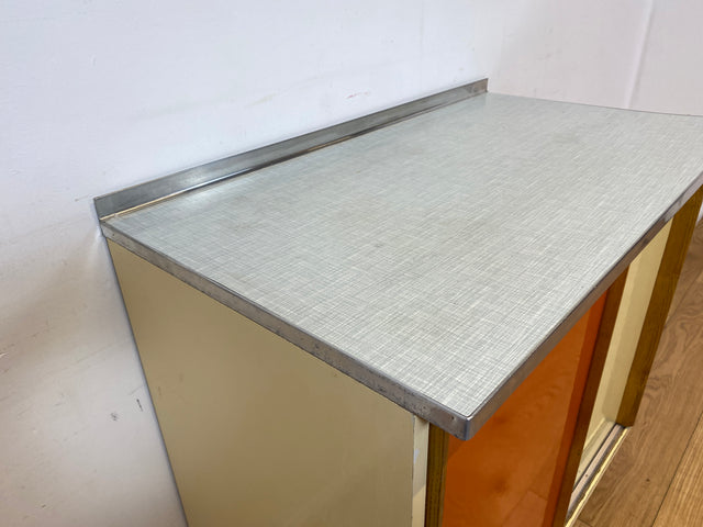 WMK I Freundlicher Mid-Century Küchenschrank mit Schiebetüren und pflegeleichter Resopal Oberfläche I Küche Küchenkommode Küchenunterschrank Kommode Retro Vintage 50er 60er I Berlin Leipzig Hannover