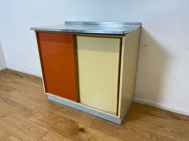 WMK I Freundlicher Mid-Century Küchenschrank mit Schiebetüren und pflegeleichter Resopal Oberfläche I Küche Küchenkommode Küchenunterschrank Kommode Retro Vintage 50er 60er I Berlin Leipzig Hannover