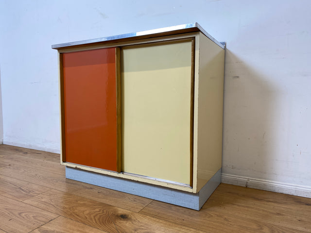 WMK I Freundlicher Mid-Century Küchenschrank mit Schiebetüren und pflegeleichter Resopal Oberfläche I Küche Küchenkommode Küchenunterschrank Kommode Retro Vintage 50er 60er I Berlin Leipzig Hannover