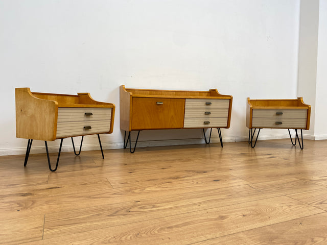 WMK # 1/2 Schöner & gut erhaltener Mid-Century Nachttisch mit Schubladen & schwarzen Hairpin Metallfüßen # Nachtschrank Nachtkommode Nachtschränkchen Bedside Table Kommode Vintage DDR 50er 60er Berlin