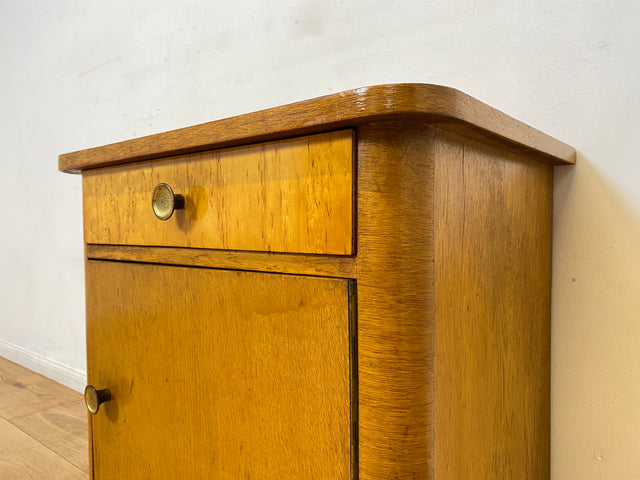 WMK Schöner Mid-Century Nachttisch aus vollem Holz mit Schublade und Messinggriffen