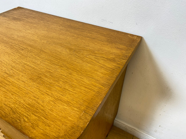 WMK Schöner Mid-Century Nachttisch aus vollem Holz mit Schublade und Messinggriffen