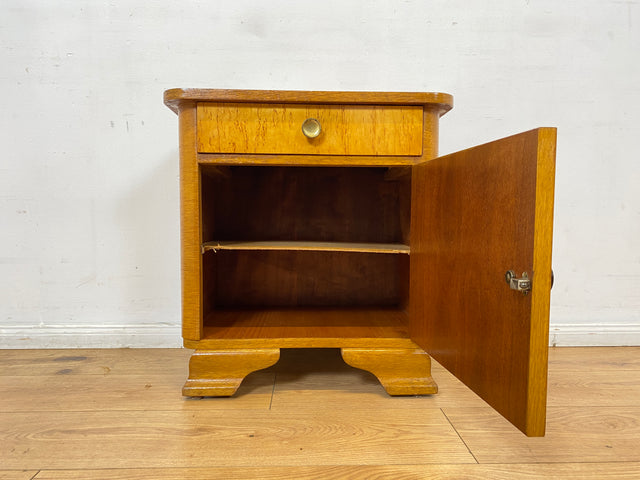 WMK Schöner Mid-Century Nachttisch aus vollem Holz mit Schublade und Messinggriffen