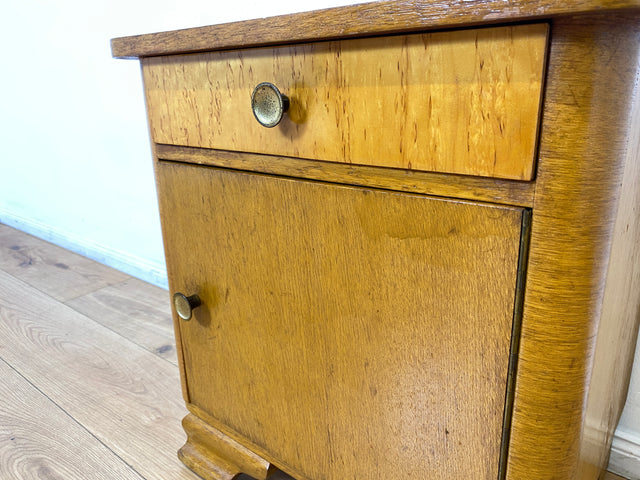 WMK Schöner Mid-Century Nachttisch aus vollem Holz mit Schublade und Messinggriffen