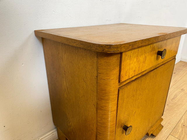WMK Schöner Mid-Century Nachttisch aus vollem Holz mit Schublade und Messinggriffen