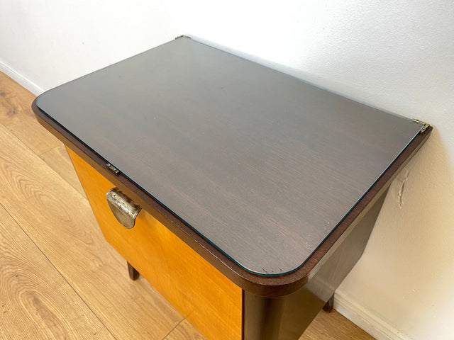 WMK # 1/2 Formschöner und gut erhaltener Mid-Century Nachttisch mit original Messinggriff & Glasauflage # Nachtschrank Nachtschränkchen Nachtkommode Beistelltisch Kommode Vintage 50er 60er Rockabilly