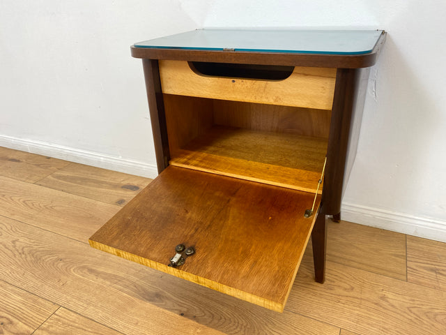 WMK # 1/2 Formschöner und gut erhaltener Mid-Century Nachttisch mit original Messinggriff & Glasauflage # Nachtschrank Nachtschränkchen Nachtkommode Beistelltisch Kommode Vintage 50er 60er Rockabilly