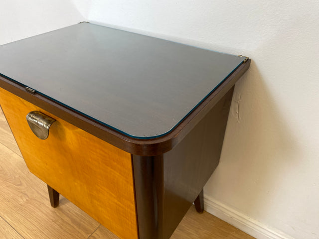 WMK # 1/2 Formschöner und gut erhaltener Mid-Century Nachttisch mit original Messinggriff & Glasauflage # Nachtschrank Nachtschränkchen Nachtkommode Beistelltisch Kommode Vintage 50er 60er Rockabilly