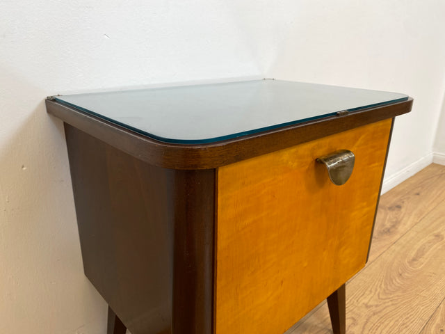WMK # 1/2 Formschöner und gut erhaltener Mid-Century Nachttisch mit original Messinggriff & Glasauflage # Nachtschrank Nachtschränkchen Nachtkommode Beistelltisch Kommode Vintage 50er 60er Rockabilly