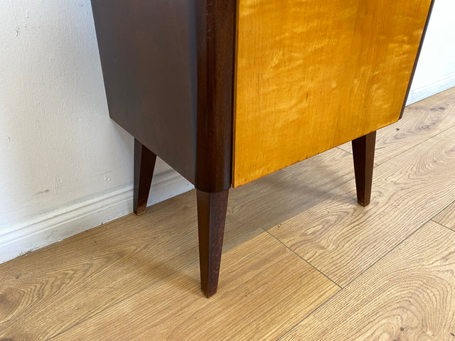 WMK # 1/2 Formschöner und gut erhaltener Mid-Century Nachttisch mit original Messinggriff & Glasauflage # Nachtschrank Nachtschränkchen Nachtkommode Beistelltisch Kommode Vintage 50er 60er Rockabilly