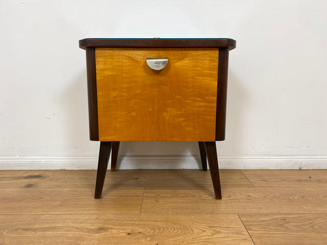 WMK # 1/2 Formschöner und gut erhaltener Mid-Century Nachttisch mit original Messinggriff & Glasauflage # Nachtschrank Nachtschränkchen Nachtkommode Beistelltisch Kommode Vintage 50er 60er Rockabilly
