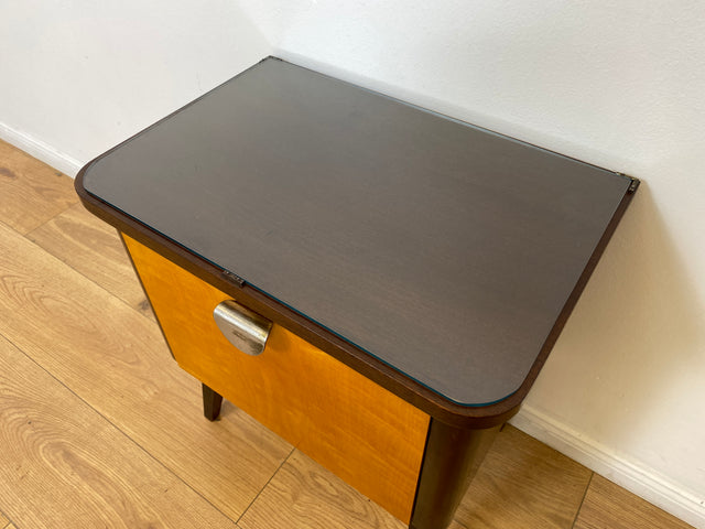 WMK # 1/2 Formschöner und gut erhaltener Mid-Century Nachttisch mit original Messinggriff & Glasauflage # Nachtschrank Nachtschränkchen Nachtkommode Beistelltisch Kommode Vintage 50er 60er Rockabilly