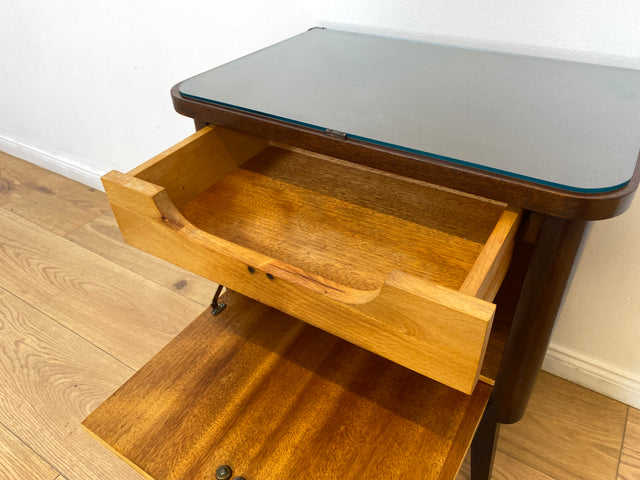 WMK # 1/2 Formschöner und gut erhaltener Mid-Century Nachttisch mit original Messinggriff & Glasauflage # Nachtschrank Nachtschränkchen Nachtkommode Beistelltisch Kommode Vintage 50er 60er Rockabilly