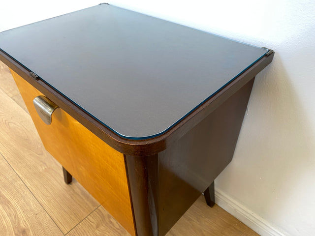 WMK # 1/2 Formschöner und gut erhaltener Mid-Century Nachttisch mit original Messinggriff & Glasauflage # Nachtschrank Nachtschränkchen Nachtkommode Beistelltisch Kommode Vintage 50er 60er Rockabilly