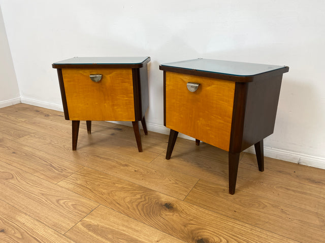 WMK # 1/2 Formschöner und gut erhaltener Mid-Century Nachttisch mit original Messinggriff & Glasauflage # Nachtschrank Nachtschränkchen Nachtkommode Beistelltisch Kommode Vintage 50er 60er Rockabilly