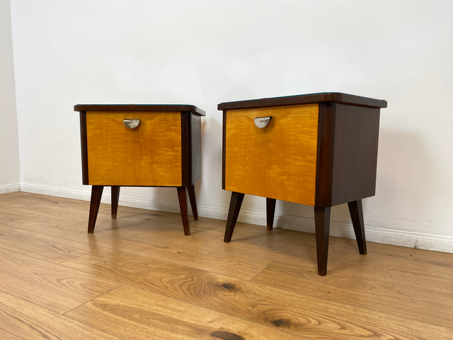 WMK # 1/2 Formschöner und gut erhaltener Mid-Century Nachttisch mit original Messinggriff & Glasauflage # Nachtschrank Nachtschränkchen Nachtkommode Beistelltisch Kommode Vintage 50er 60er Rockabilly