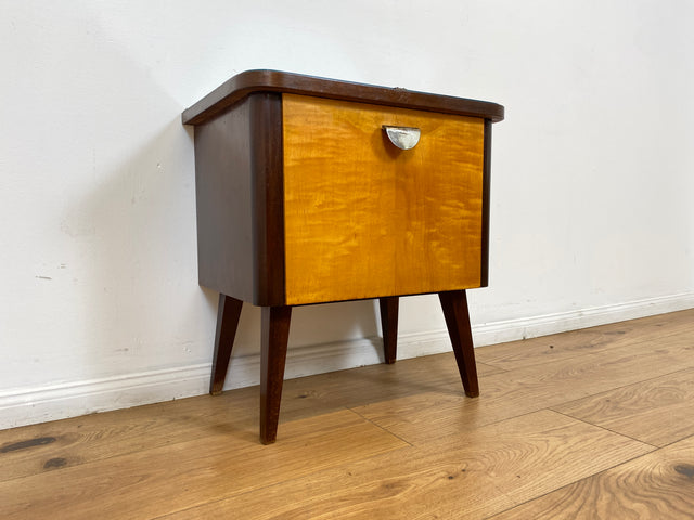 WMK # 1/2 Formschöner und gut erhaltener Mid-Century Nachttisch mit original Messinggriff & Glasauflage # Nachtschrank Nachtschränkchen Nachtkommode Beistelltisch Kommode Vintage 50er 60er Rockabilly