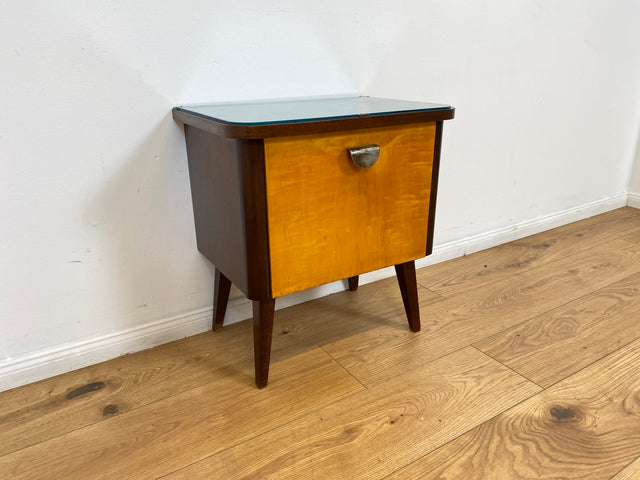 WMK # 1/2 Formschöner und gut erhaltener Mid-Century Nachttisch mit original Messinggriff & Glasauflage # Nachtschrank Nachtschränkchen Nachtkommode Beistelltisch Kommode Vintage 50er 60er Rockabilly