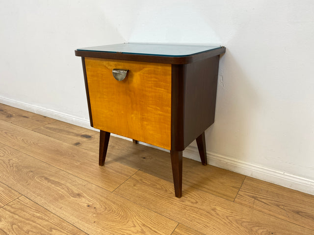 WMK # 1/2 Formschöner und gut erhaltener Mid-Century Nachttisch mit original Messinggriff & Glasauflage # Nachtschrank Nachtschränkchen Nachtkommode Beistelltisch Kommode Vintage 50er 60er Rockabilly