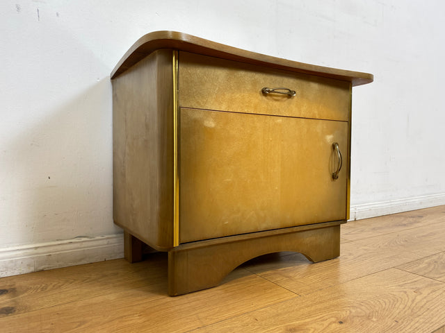 WMK I 1/2 Formschöner Mid-Century Nachttisch mit Schublade & Messinggriffen
