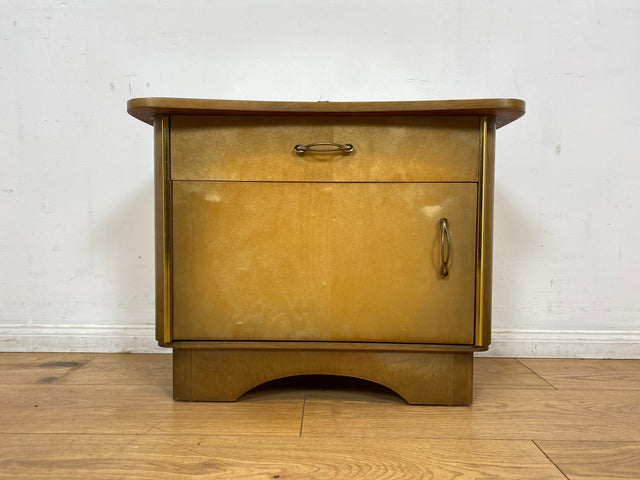 WMK I 1/2 Formschöner Mid-Century Nachttisch mit Schublade & Messinggriffen
