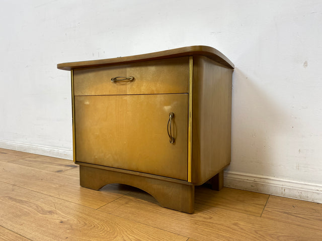 WMK I 1/2 Formschöner Mid-Century Nachttisch mit Schublade & Messinggriffen
