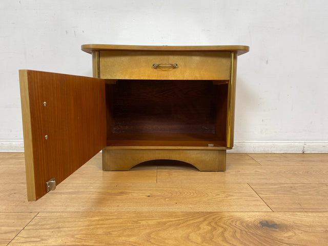WMK I 1/2 Formschöner Mid-Century Nachttisch mit Schublade & Messinggriffen