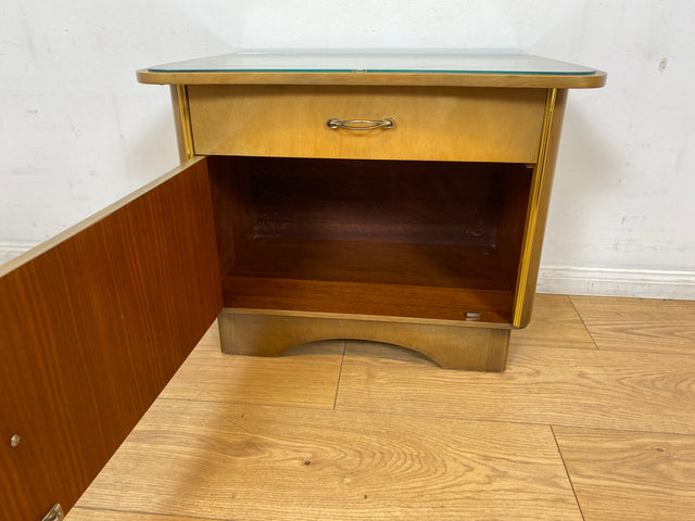 WMK I 1/2 Formschöner Mid-Century Nachttisch mit Schublade & Messinggriffen