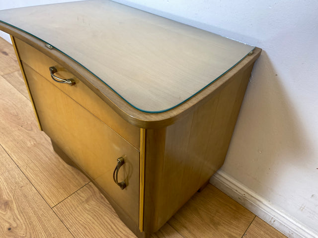 WMK I 1/2 Formschöner Mid-Century Nachttisch mit Schublade & Messinggriffen