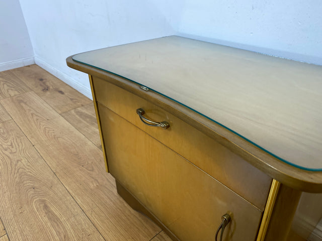 WMK I 1/2 Formschöner Mid-Century Nachttisch mit Schublade & Messinggriffen