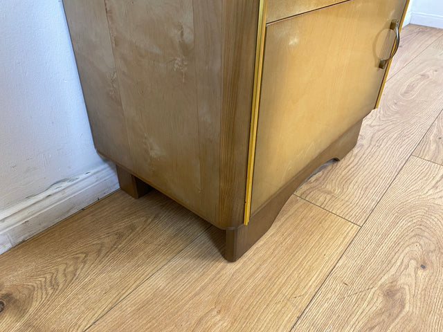 WMK I 1/2 Formschöner Mid-Century Nachttisch mit Schublade & Messinggriffen