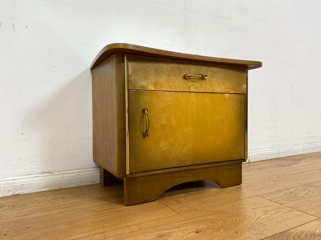 WMK I 1/2 Formschöner Mid-Century Nachttisch mit Schublade & Messinggriffen