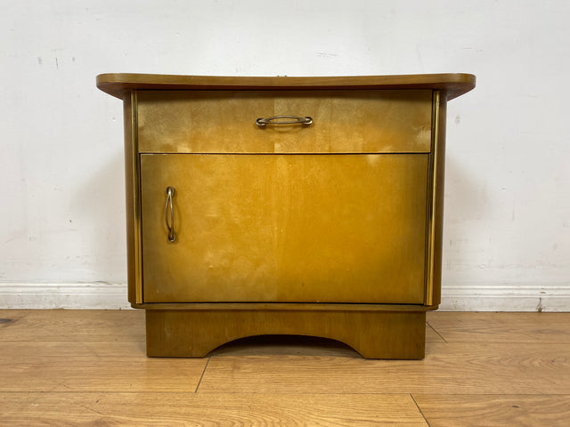 WMK I 1/2 Formschöner Mid-Century Nachttisch mit Schublade & Messinggriffen