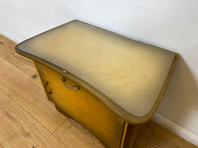 WMK I 1/2 Formschöner Mid-Century Nachttisch mit Schublade & Messinggriffen