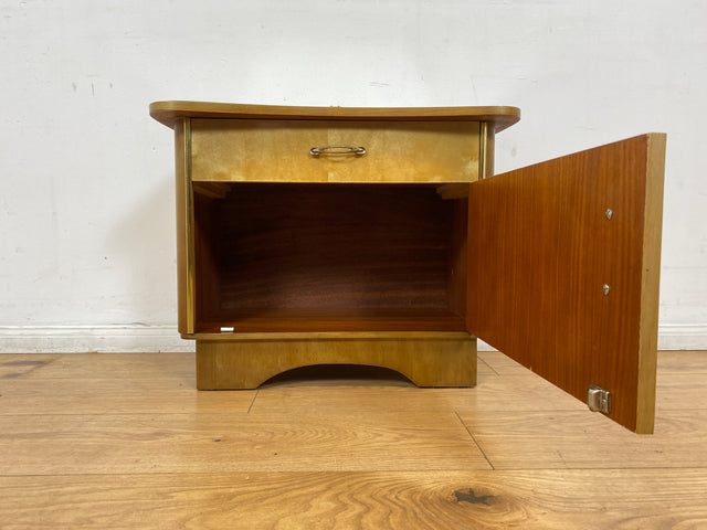 WMK I 1/2 Formschöner Mid-Century Nachttisch mit Schublade & Messinggriffen