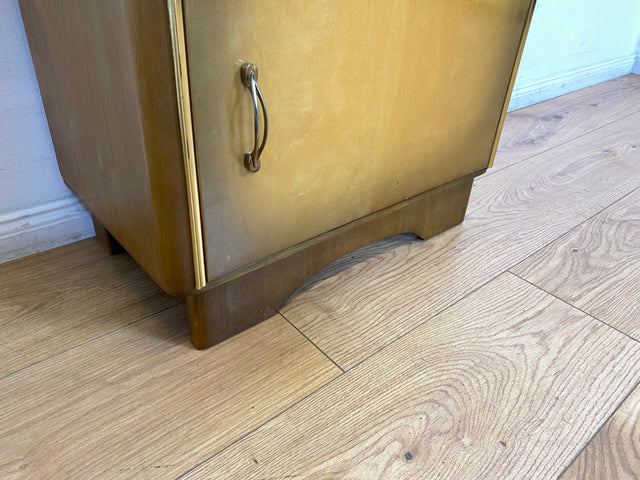 WMK I 1/2 Formschöner Mid-Century Nachttisch mit Schublade & Messinggriffen