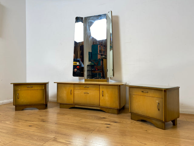 WMK I 1/2 Formschöner Mid-Century Nachttisch mit Schublade & Messinggriffen