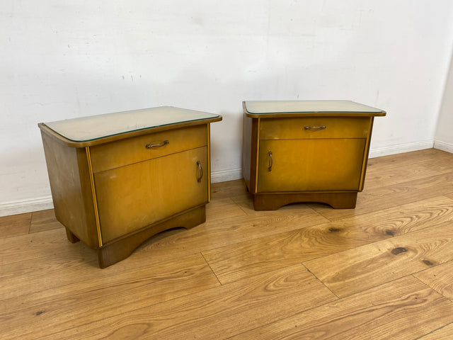 WMK I 1/2 Formschöner Mid-Century Nachttisch mit Schublade & Messinggriffen