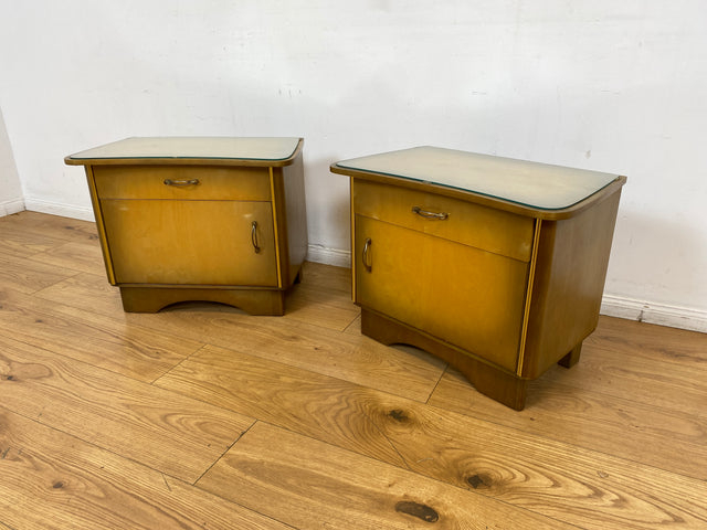 WMK I 1/2 Formschöner Mid-Century Nachttisch mit Schublade & Messinggriffen