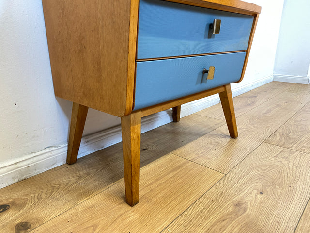 WMK I Seltener Mid-Century Nachttisch mit Schubladen, Messinggriffen & blauen Fronten I Kommode Nachtschrank Nachtschränkchen Beistelltisch Night Stand Vintage 50er 60er Rockabilly Berlin Köln Hanau