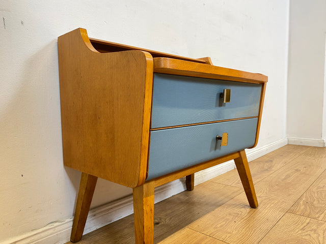 WMK I Seltener Mid-Century Nachttisch mit Schubladen, Messinggriffen & blauen Fronten I Kommode Nachtschrank Nachtschränkchen Beistelltisch Night Stand Vintage 50er 60er Rockabilly Berlin Köln Hanau
