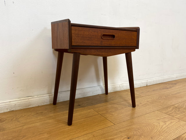 WMK I Stilvolles skandinavisches Mid-Century Schränkchen in Teakholz mit Schublade & formschönem Holzgriff I Kommode Nacht Tisch Schrank Beistelltisch Ablage Danish Design Vintage Berlin Bremen Aachen