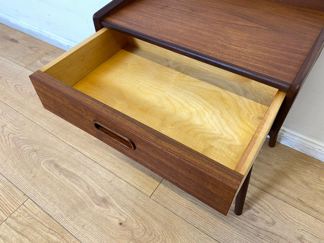 WMK I Stilvolles skandinavisches Mid-Century Schränkchen in Teakholz mit Schublade & formschönem Holzgriff I Kommode Nacht Tisch Schrank Beistelltisch Ablage Danish Design Vintage Berlin Bremen Aachen