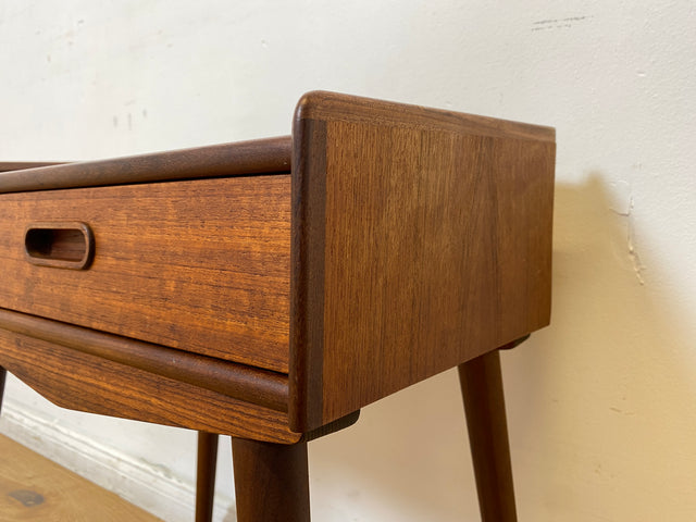 WMK I Stilvolles skandinavisches Mid-Century Schränkchen in Teakholz mit Schublade & formschönem Holzgriff I Kommode Nacht Tisch Schrank Beistelltisch Ablage Danish Design Vintage Berlin Bremen Aachen